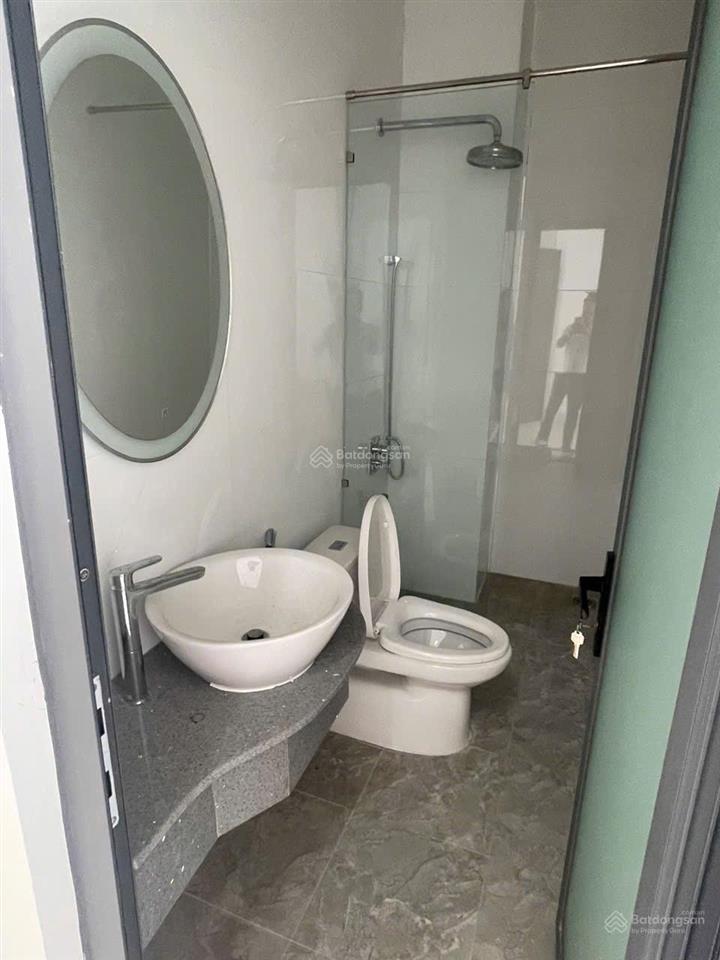 15 triệu/tháng  nhà phố 2 lầu (5 x 20m) 4 phòng ngủ 5wc đường 16m kdc trường lưu, q.9