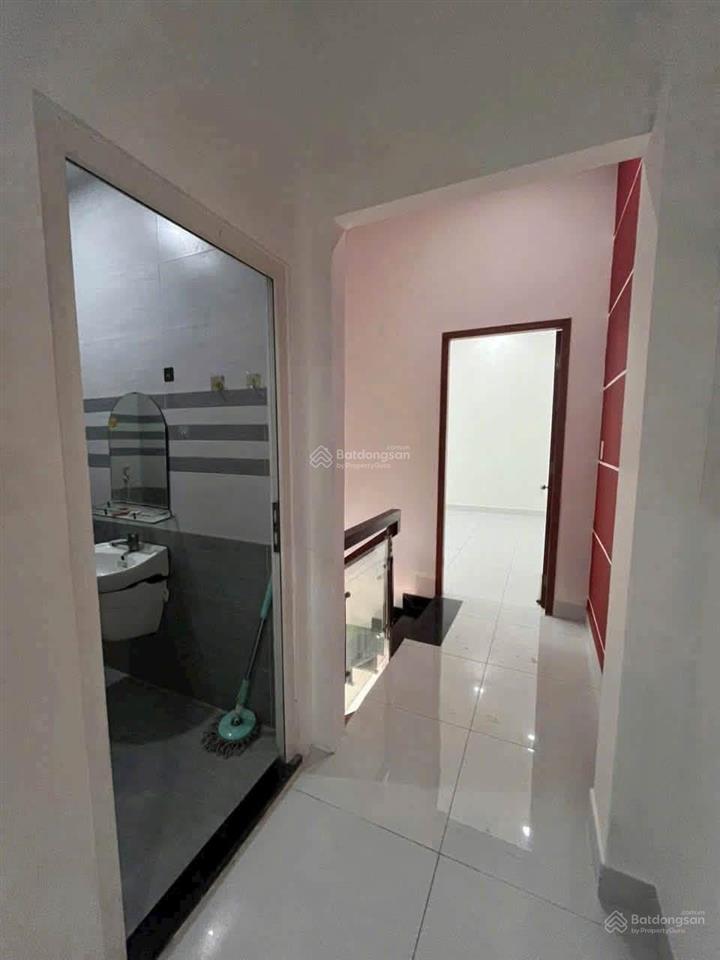 6 triệu/tháng  nhà nguyên căn 2 tầng 2 phòng ngủ 2wc đường xe hơi long phước cách vinhome chỉ 5p