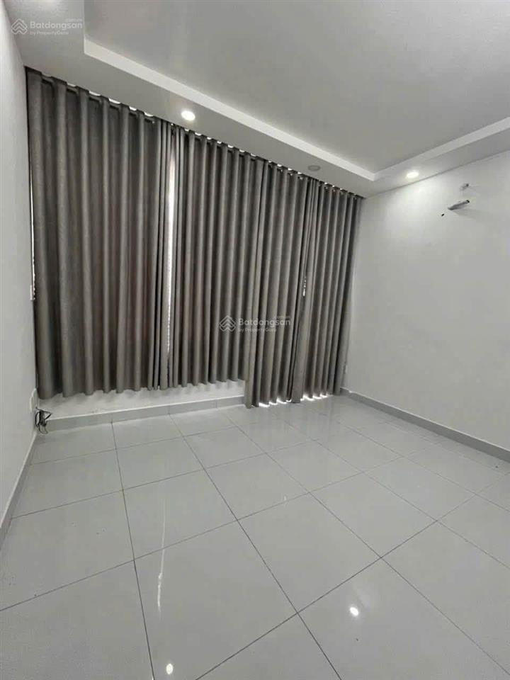 6 triệu/tháng  nhà nguyên căn 2 tầng 2 phòng ngủ 2wc đường xe hơi long phước cách vinhome chỉ 5p