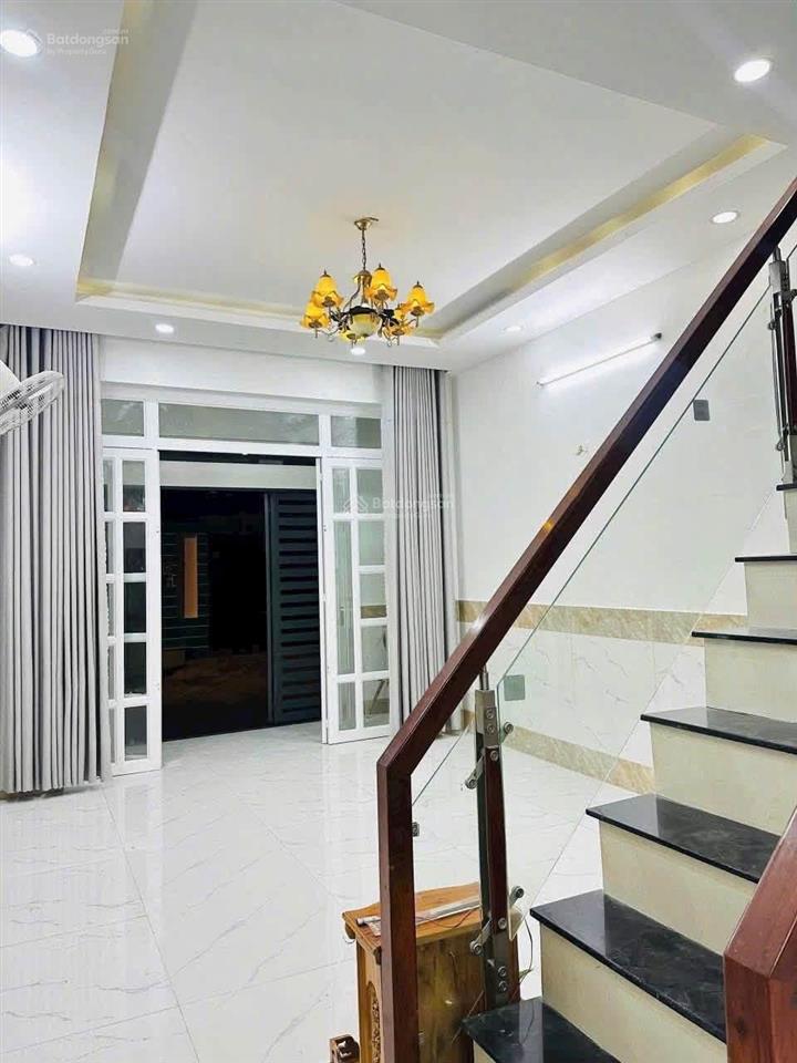6 triệu/tháng  nhà nguyên căn 2 tầng 2 phòng ngủ 2wc đường xe hơi long phước cách vinhome chỉ 5p
