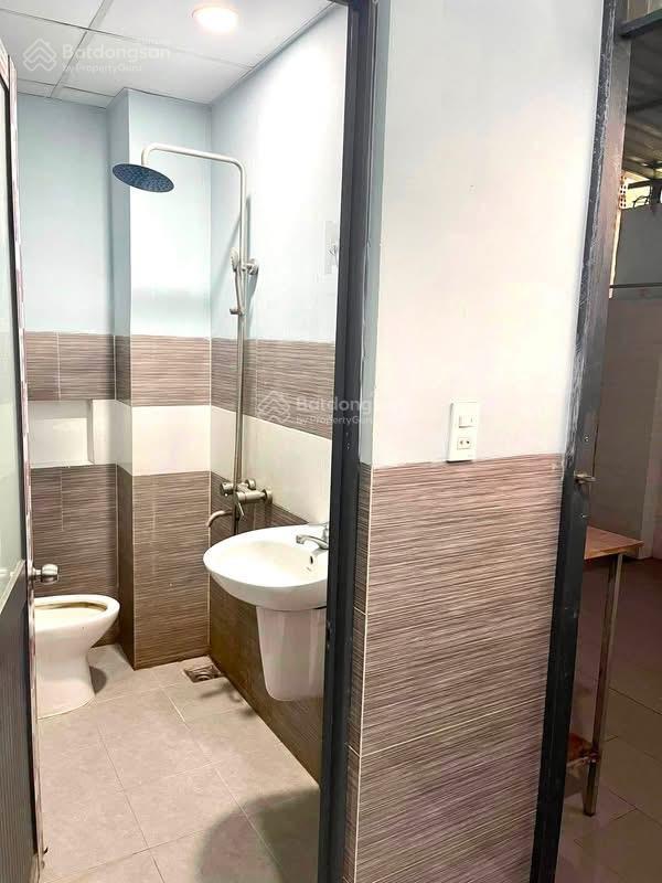 5.5 triệu/tháng  nhà 2 phòng ngủ đường xe hơi lò lu gần vinhome grand park