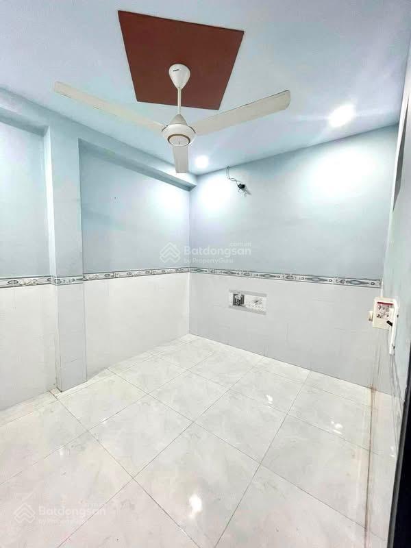 5.5 triệu/tháng  nhà 2 phòng ngủ đường xe hơi lò lu gần vinhome grand park