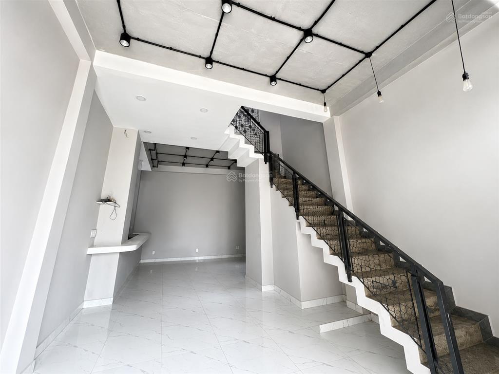 Nhà 2 lầu 3 phòng thiết kế ở, văn phòng cty, cạnh vinhome grand park  giá 10 triệu/tháng