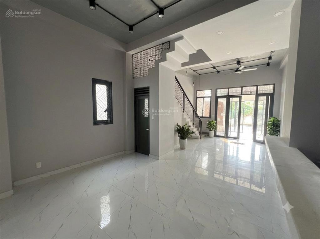 Nhà 2 lầu 3 phòng thiết kế ở, văn phòng cty, cạnh vinhome grand park  giá 10 triệu/tháng