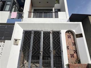 Nhà 2 lầu 3 phòng thiết kế ở , văn phòng cty, cạnh vinhome grand park  giá 10 triệu/tháng