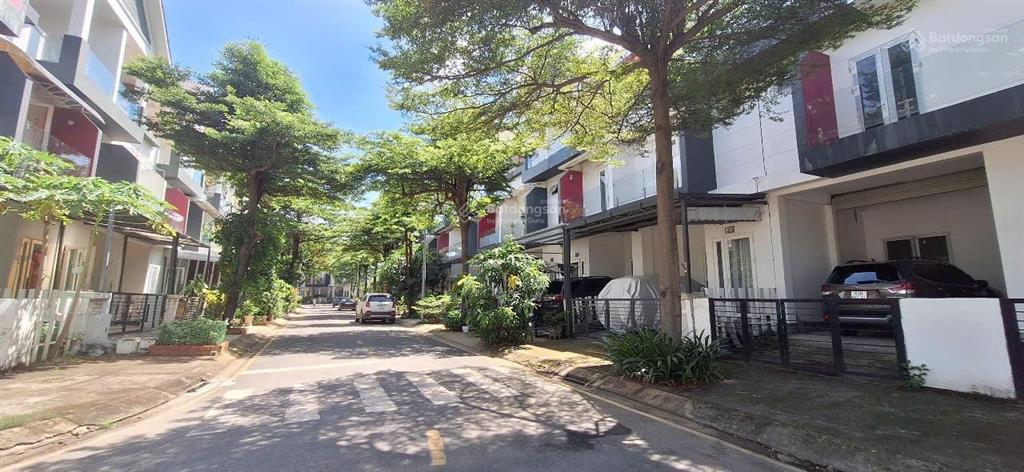 Nhà phố sạch sẽ 5 x 17m có 2 lầu 3pn 4wc riêng kdc valencia nguyễn duy trinh  giá 12,5 triệu/tháng
