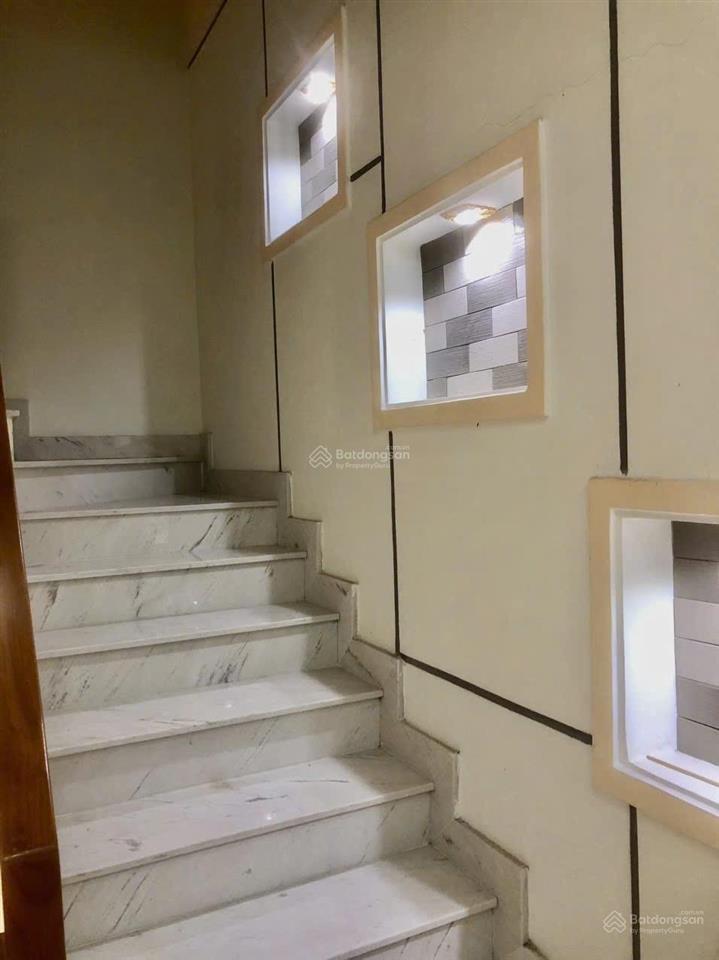 Nhà phố sạch sẽ 5 x 17m có 2 lầu 3pn 4wc riêng kdc valencia nguyễn duy trinh  giá 12,5 triệu/tháng