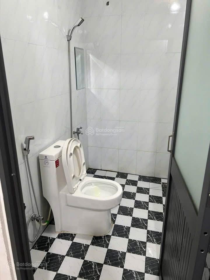 4.2 triệu/tháng  nhà 1 trệt 1 lửng đường xe hơi trường lưu ngay chợ long trường