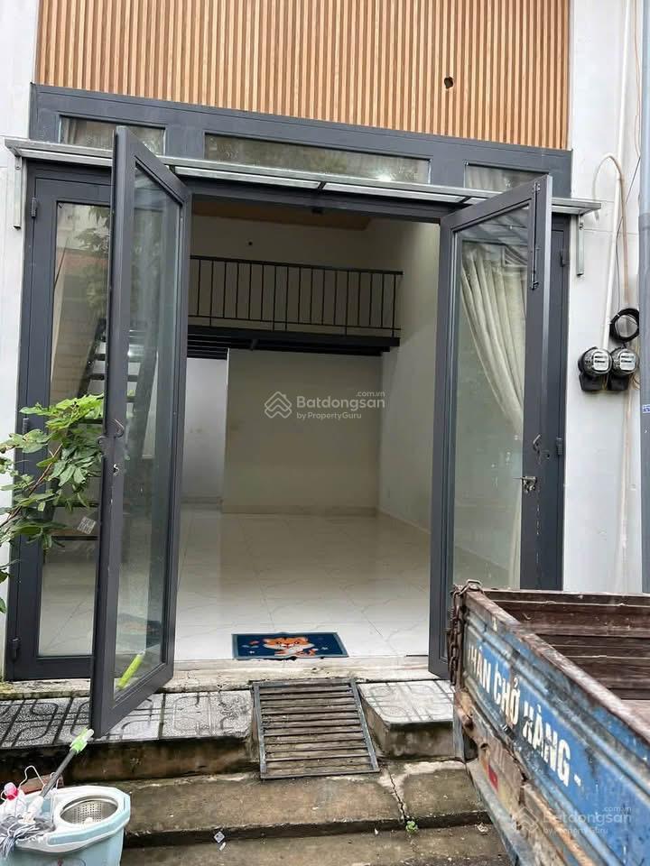4.2 triệu/tháng  nhà 1 trệt 1 lửng đường xe hơi trường lưu ngay chợ long trường
