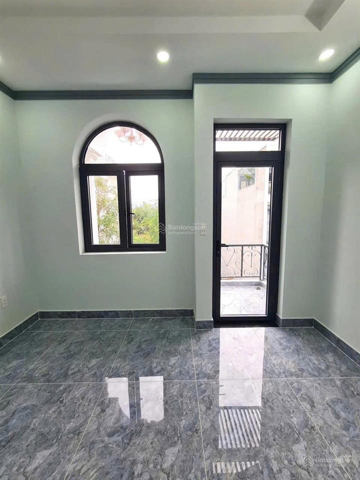 Nhà mới xây sạch sẽ cao cấp 2 lầu 4 phòng ngủ đường xe hơi lò lu gần vinhome  giá 10 triệu/tháng