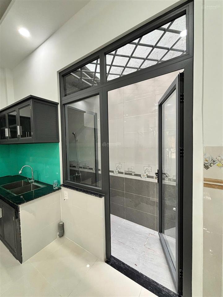 Nhà mới xây 3 phòng ngủ sân thượng đường xe hơi võ văn hát gần kcn cao  giá 10 triệu/tháng