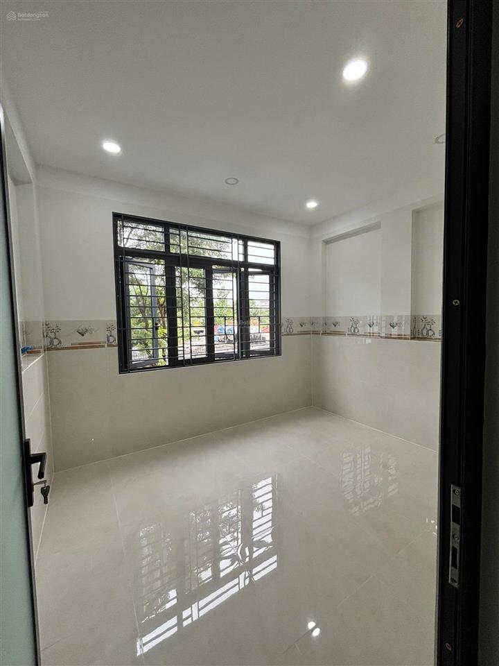 Nhà mới xây 3 phòng ngủ sân thượng đường xe hơi võ văn hát gần kcn cao  giá 10 triệu/tháng