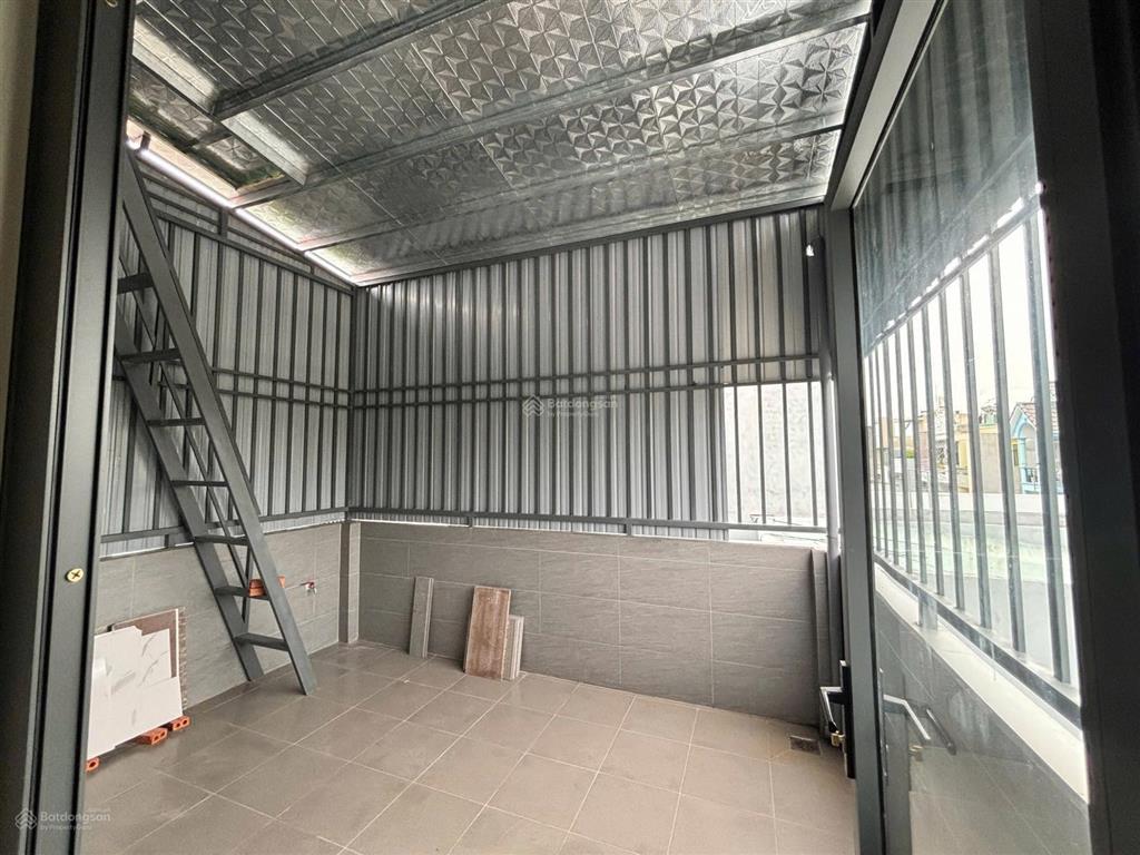 Nhà mới xây 3 phòng ngủ sân thượng đường xe hơi võ văn hát gần kcn cao  giá 10 triệu/tháng