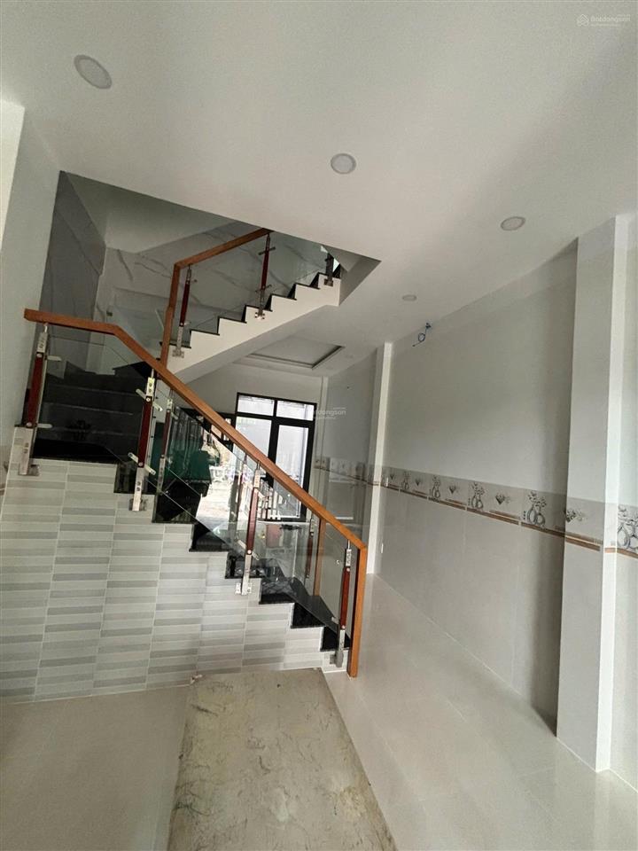 Nhà mới xây 3 phòng ngủ sân thượng đường xe hơi võ văn hát gần kcn cao  giá 10 triệu/tháng