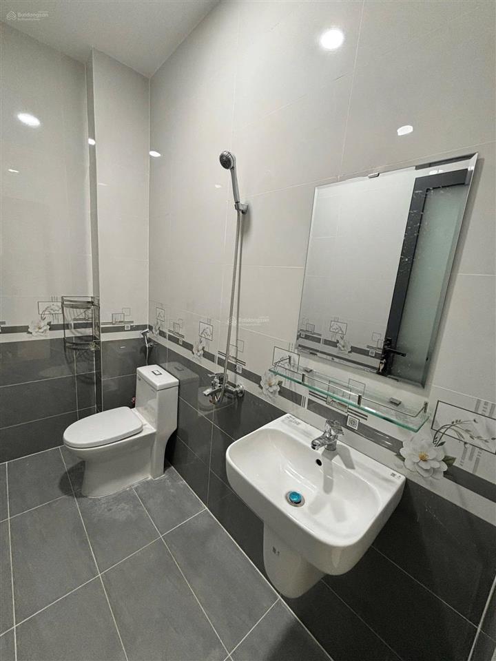 Nhà mới xây 3 phòng ngủ sân thượng đường xe hơi võ văn hát gần kcn cao  giá 10 triệu/tháng