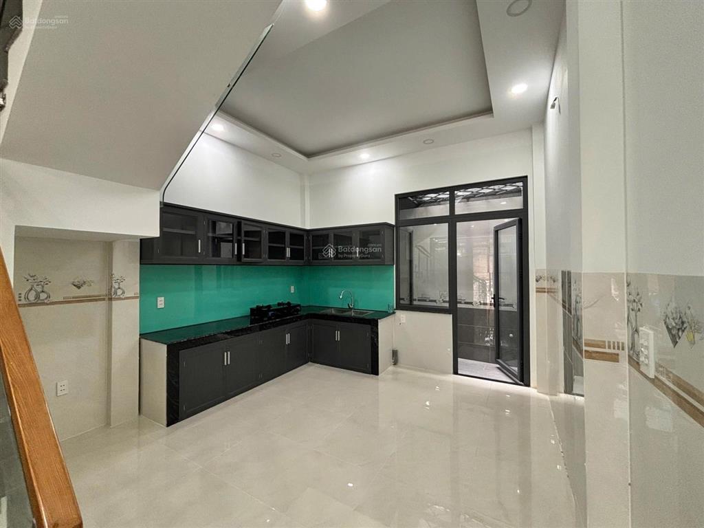 Nhà mới xây 3 phòng ngủ sân thượng đường xe hơi võ văn hát gần kcn cao  giá 10 triệu/tháng