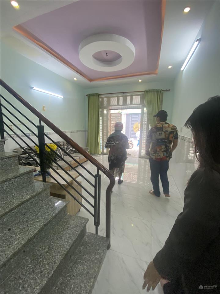 Nhà nguyên căn 3 phòng ngủ 2 lầu đường xe hơi trường lưu, quận 9  giá 8 triệu/tháng