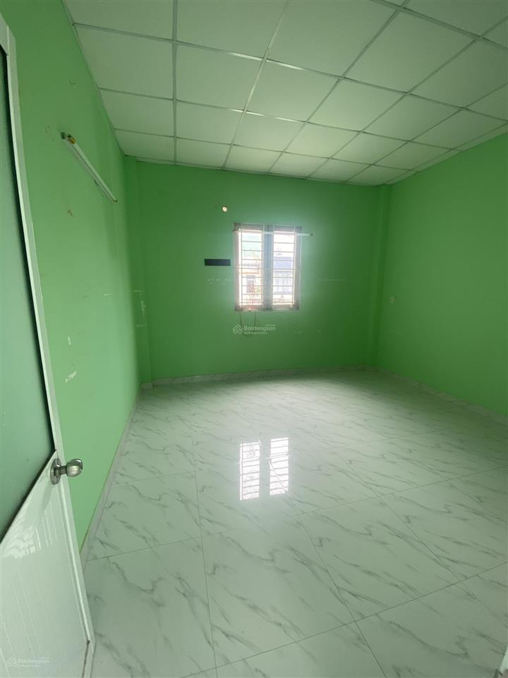 Nhà nguyên căn 3 phòng ngủ 2 lầu đường xe hơi trường lưu, quận 9  giá 8 triệu/tháng