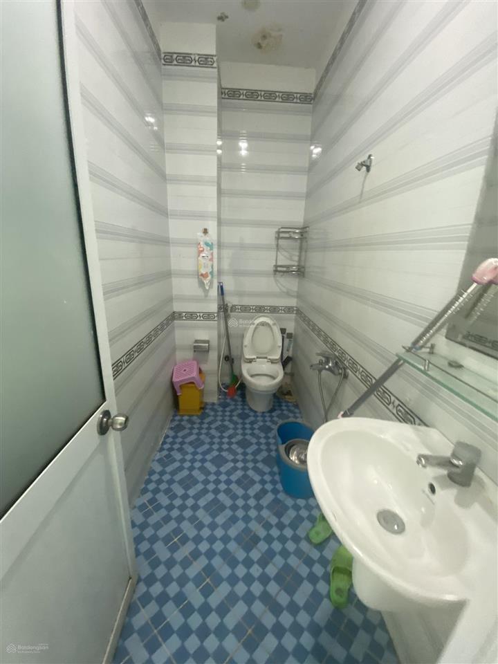 Nhà nguyên căn 3 phòng ngủ 2 lầu đường xe hơi trường lưu, quận 9  giá 8 triệu/tháng