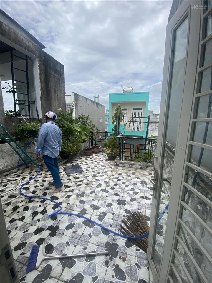 Nhà nguyên căn 3 phòng ngủ 2 lầu đường xe hơi trường lưu, quận 9  giá 8 triệu/tháng