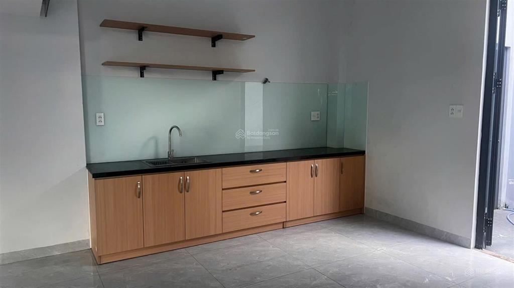 Nhà phố sạch sẽ an ninh căn góc thoáng tiện ở, văn phòng 4pn p.long trường, q.9  giá 13 triệu