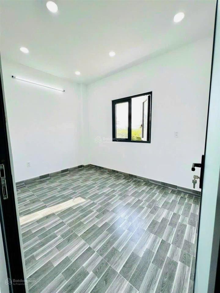 7.5 triệu/tháng  nhà đẹp 1 trệt 2 lầu 3pn + 1 phòng thờ 3 máy lạnh đường xe hơi cách vinhome 10p