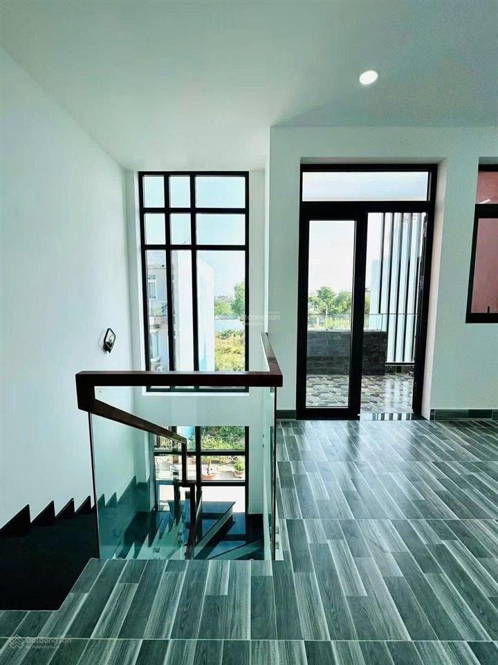7.5 triệu/tháng  nhà đẹp 1 trệt 2 lầu 3pn + 1 phòng thờ 3 máy lạnh đường xe hơi cách vinhome 10p