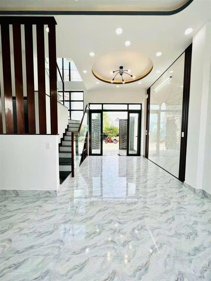 7.5 triệu/tháng  nhà đẹp 1 trệt 2 lầu 3pn + 1 phòng thờ 3 máy lạnh đường xe hơi cách vinhome 10p