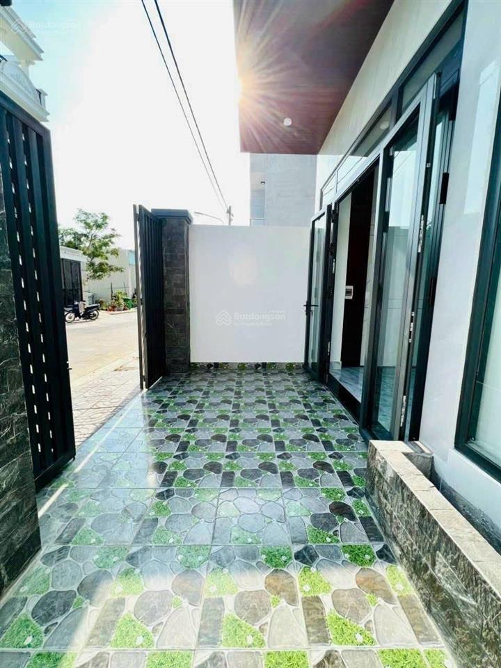 7.5 triệu/tháng  nhà đẹp 1 trệt 2 lầu 3pn + 1 phòng thờ 3 máy lạnh đường xe hơi cách vinhome 10p