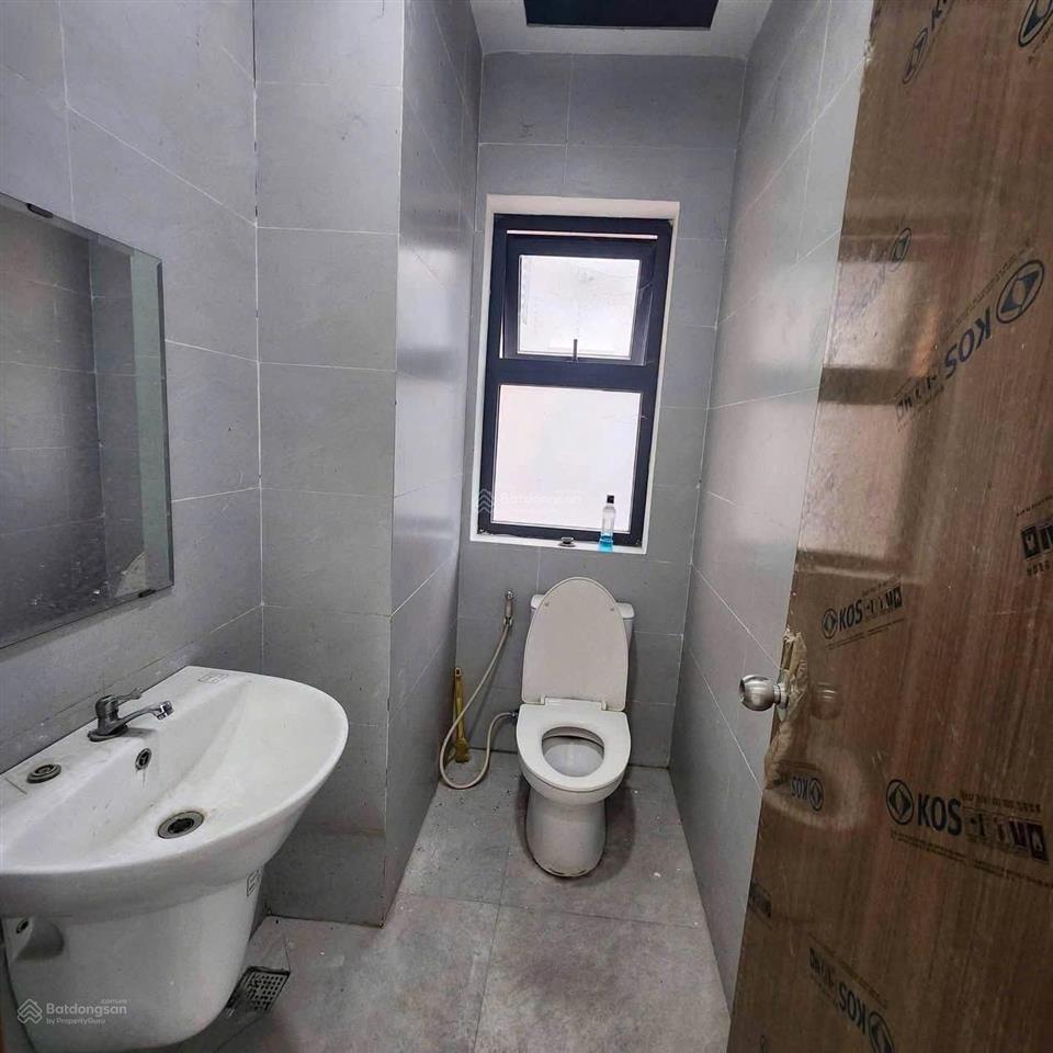 Cho thuê căn shophouse 2 lầu 4pn 4wc đường 12m đông tăng long  giá 13,5 triệu/tháng