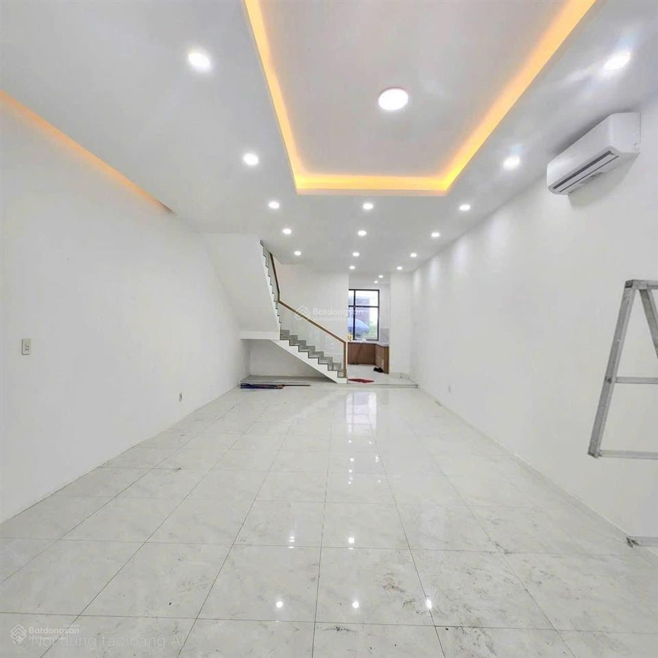 Cho thuê căn shophouse 2 lầu 4pn 4wc đường 12m đông tăng long  giá 13,5 triệu/tháng
