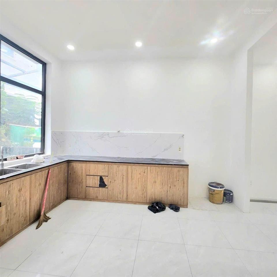 Cho thuê căn shophouse 2 lầu 4pn 4wc đường 12m đông tăng long  giá 13,5 triệu/tháng