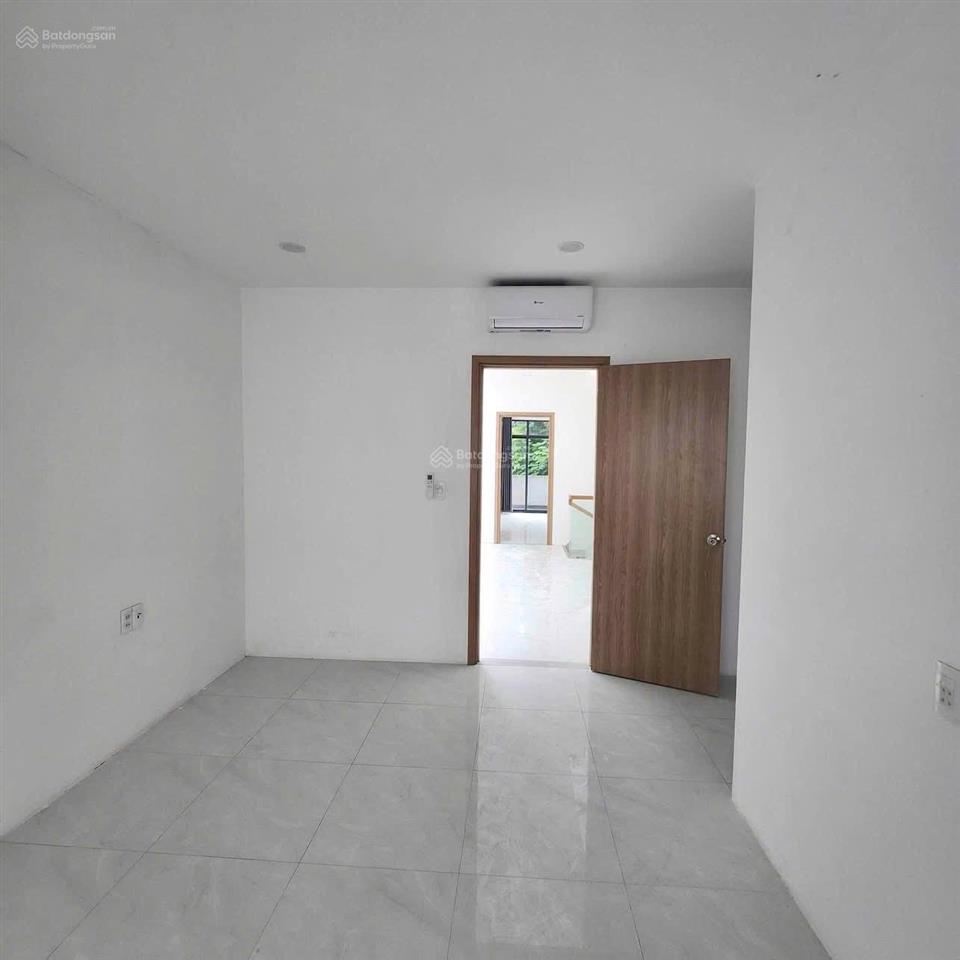 Cho thuê căn shophouse 2 lầu 4pn 4wc đường 12m đông tăng long  giá 13,5 triệu/tháng
