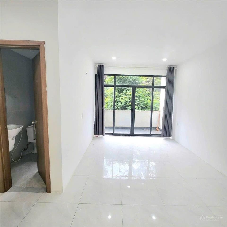 Cho thuê căn shophouse 2 lầu 4pn 4wc đường 12m đông tăng long  giá 13,5 triệu/tháng