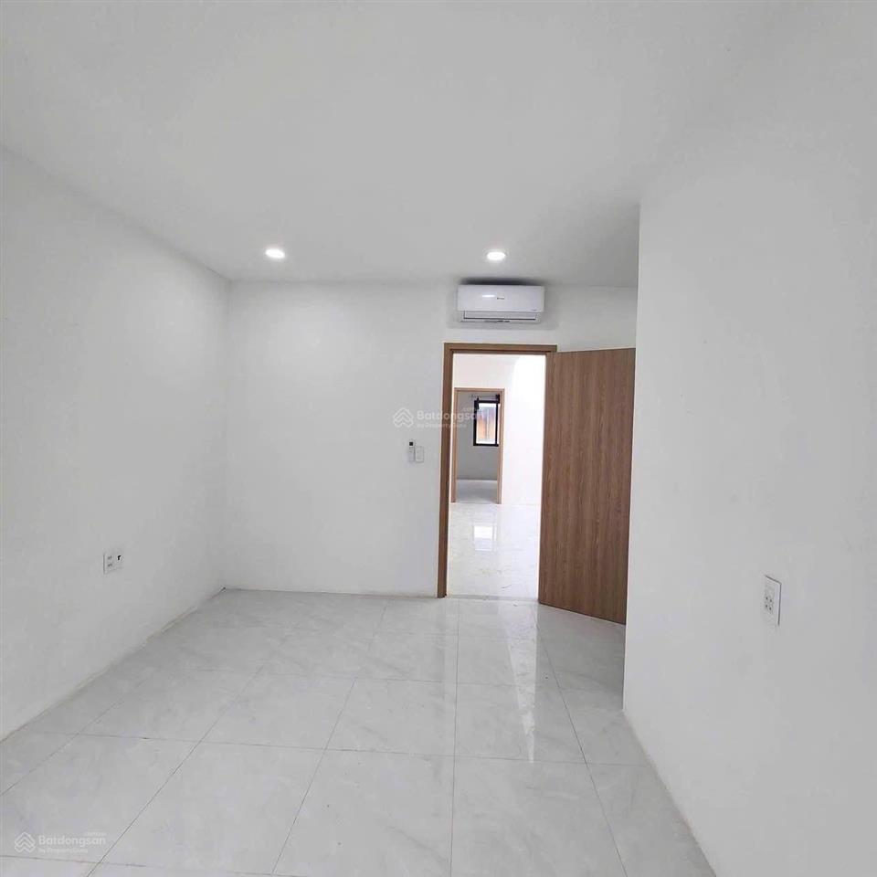 Cho thuê căn shophouse 2 lầu 4pn 4wc đường 12m đông tăng long  giá 13,5 triệu/tháng
