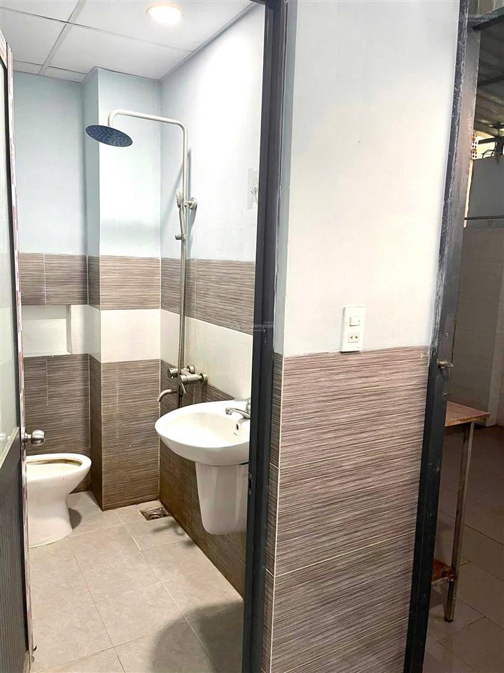 5.5 triệu/tháng  nhà 1 trệt 1 lửng 2 phòng ngủ 2wc lò lu gần vinhome grand park
