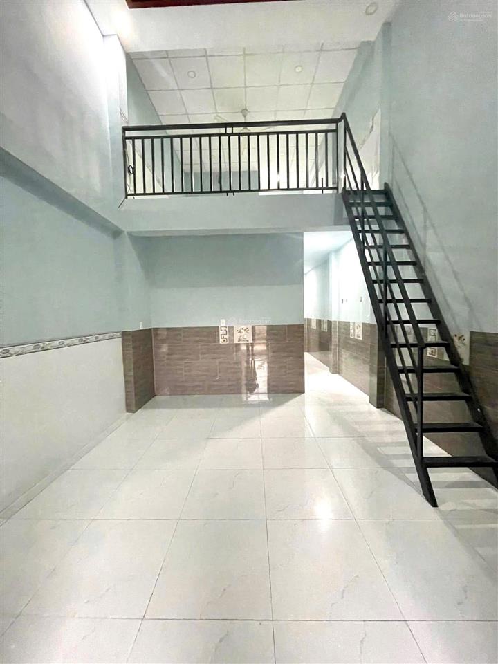 5.5 triệu/tháng  nhà 1 trệt 1 lửng 2 phòng ngủ 2wc lò lu gần vinhome grand park