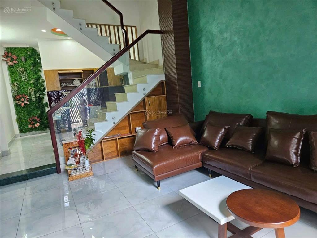 10 triệu/tháng  nhà 2 lầu 3 phòng ngủ đường thông 8m lò lu, gần vinhome  kcn cao q.9