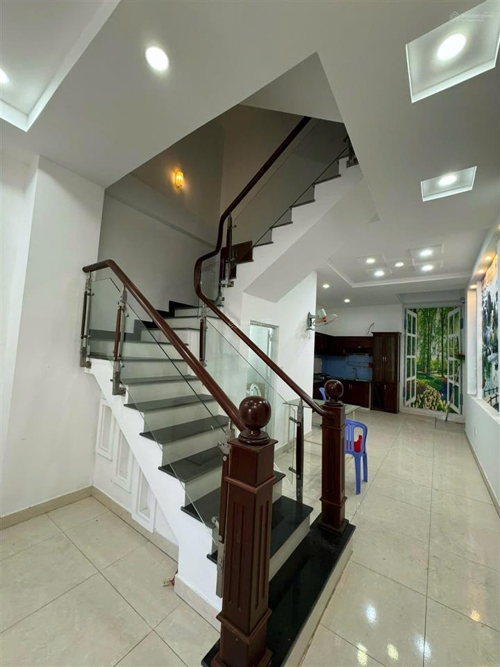 Cho thuê nhà nguyên căn có sân đậu xe hơi  1 tr 2 lầu đường rộng võ văn hát gần kcn cao 11 triệu