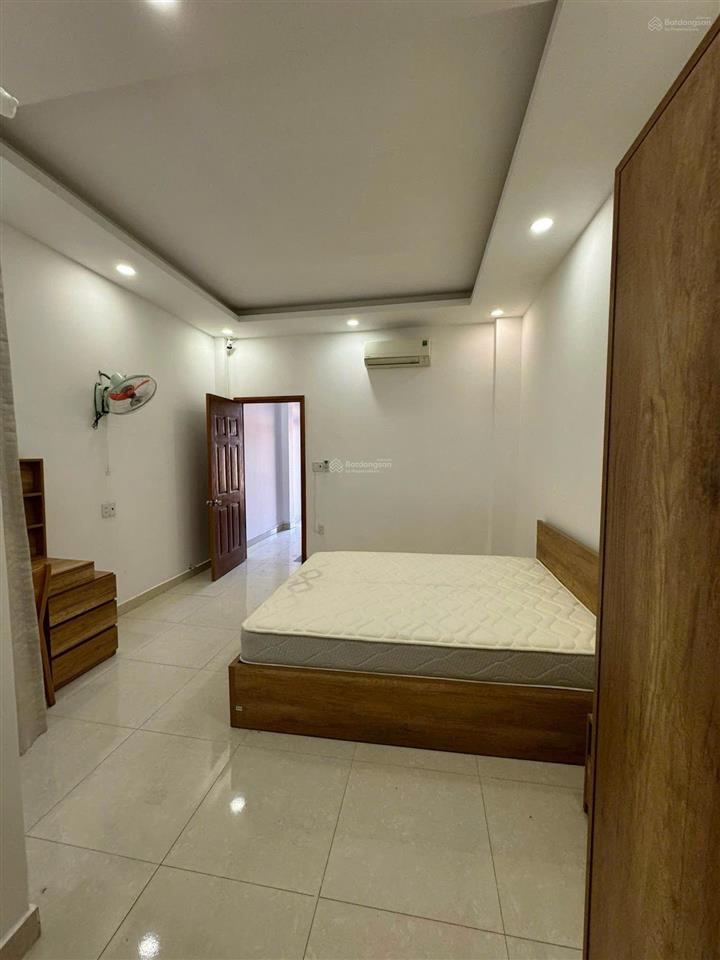 Cho thuê nhà nguyên căn có sân đậu xe hơi  1 tr 2 lầu đường rộng võ văn hát gần kcn cao 11 triệu