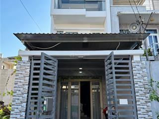 Cho thuê nhà nguyên căn có sân đậu xe hơi  1 tr 2 lầu đường rộng võ văn hát gần kcn cao 11 triệu