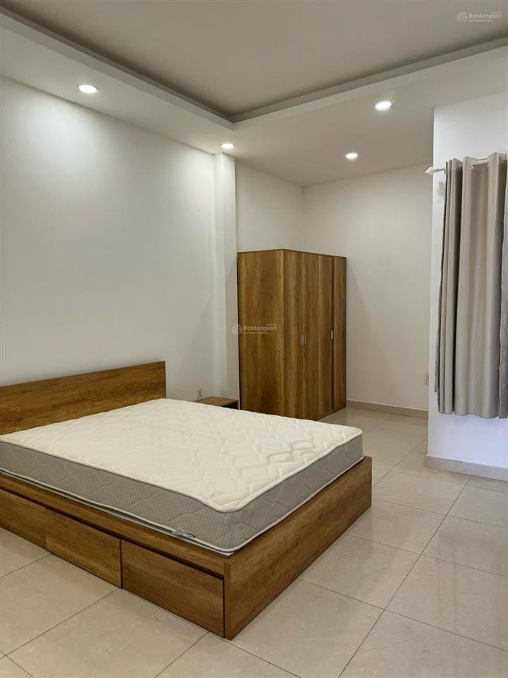 Cho thuê nhà nguyên căn có sân đậu xe hơi  1 tr 2 lầu đường rộng võ văn hát gần kcn cao 11 triệu