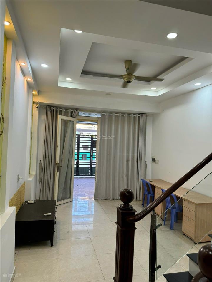 Cho thuê nhà nguyên căn có sân đậu xe hơi  1 tr 2 lầu đường rộng võ văn hát gần kcn cao 11 triệu