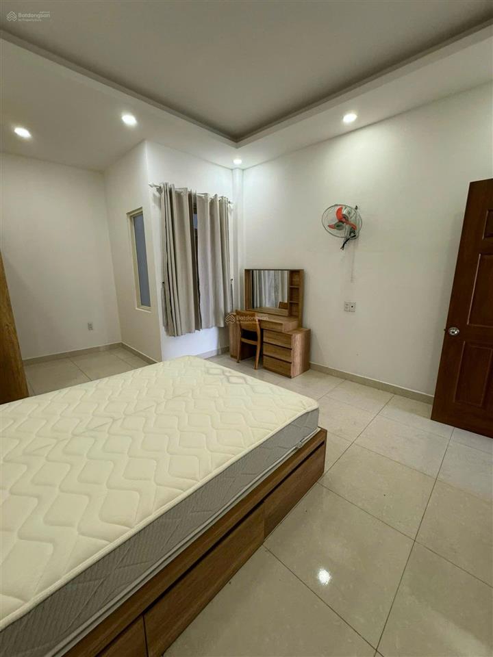 Cho thuê nhà nguyên căn có sân đậu xe hơi  1 tr 2 lầu đường rộng võ văn hát gần kcn cao 11 triệu