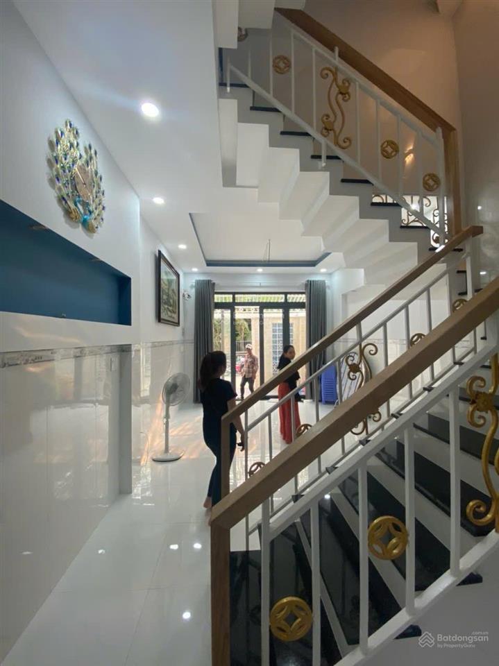 10 triệu/tháng  nhà xây chắc chắn 63m2 đường thông 8m lò lu 2 lầu, gần vinhome grand park
