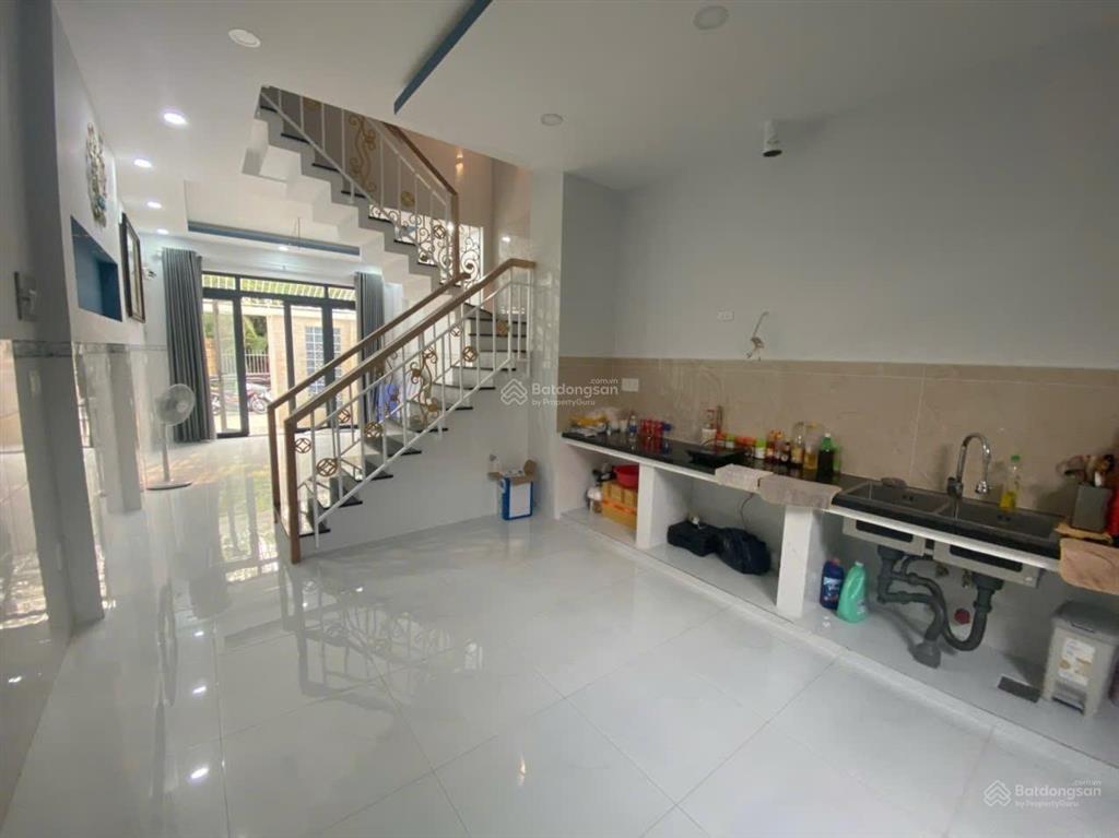 10 triệu/tháng  nhà xây chắc chắn 63m2 đường thông 8m lò lu 2 lầu, gần vinhome grand park