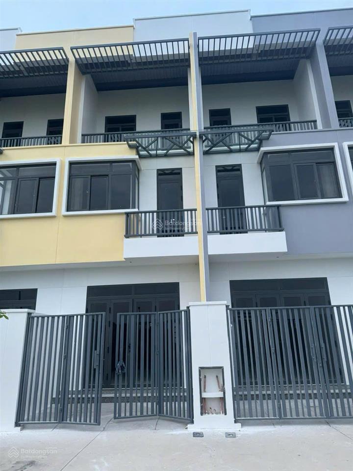Bán nhanh nhà 1 trệt 2 lầu mới xây huyện trảng bàng giá 2 tỷ  sổ hồng, có hỗ trợ vay ngân hàng