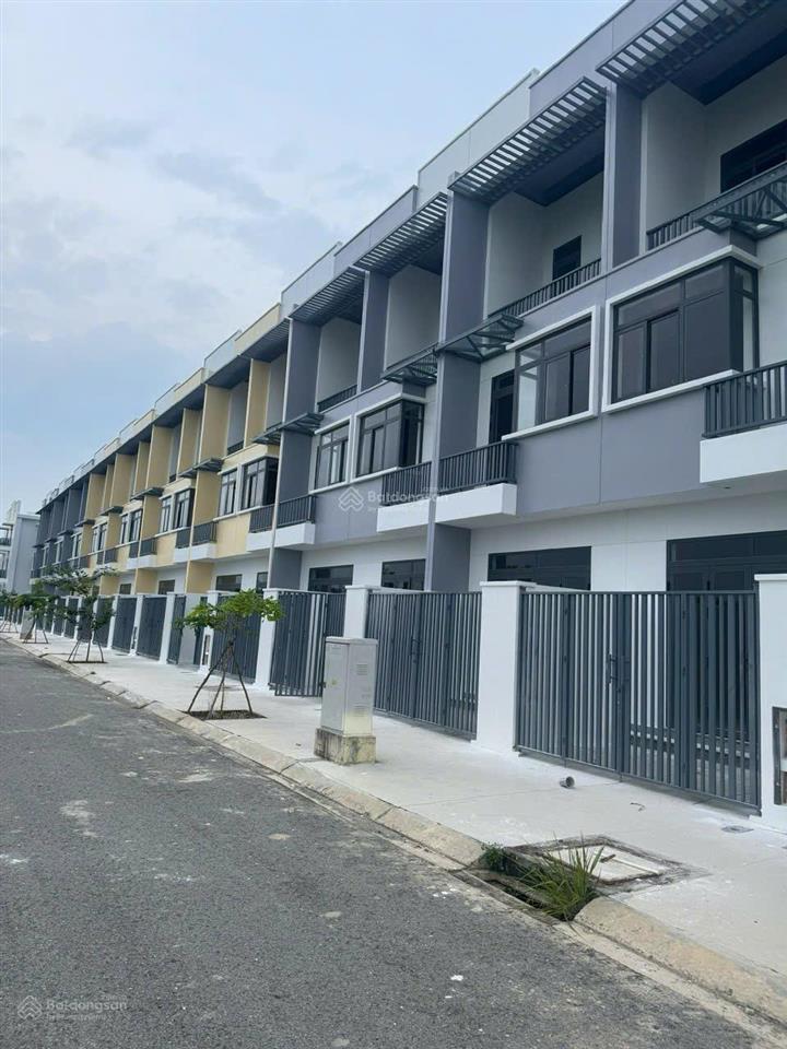 Bán nhanh nhà 1 trệt 2 lầu mới xây huyện trảng bàng giá 2 tỷ  sổ hồng, có hỗ trợ vay ngân hàng