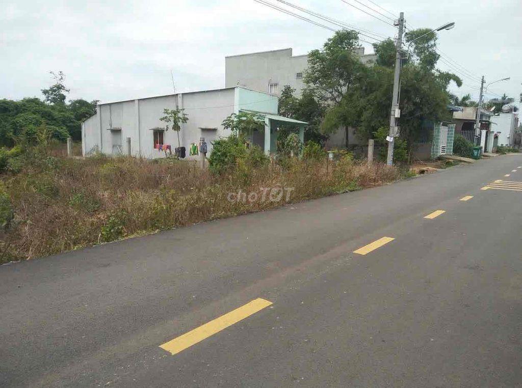 Bán gấp lô đất dt 2300m2 mặt tiền đg giá 275Tr có sổ hồng riêng