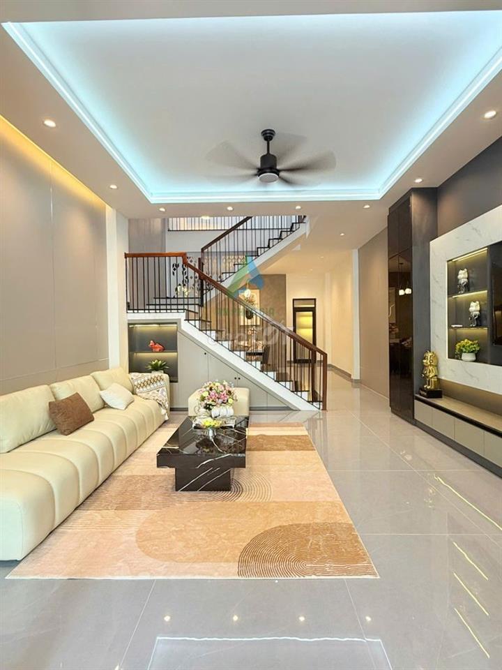 Cần bán nhà 3 tầng đường Thanh Lương 10, Hòa Xuân full nội thất